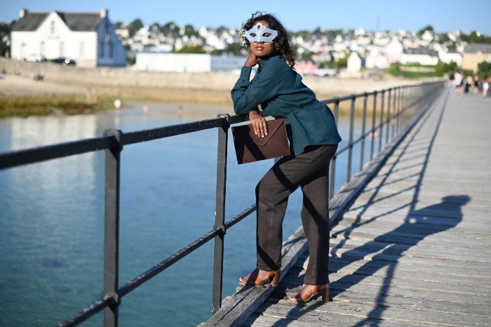 style mode féminin sophistiqué et contemporain.